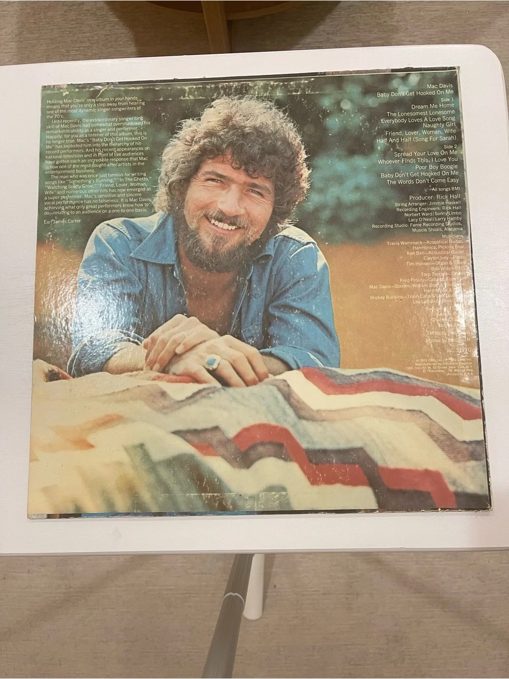 Mac Davis - Baby Don't Get Hooked On Me (Vinyl LP) - Picture 2 of 2